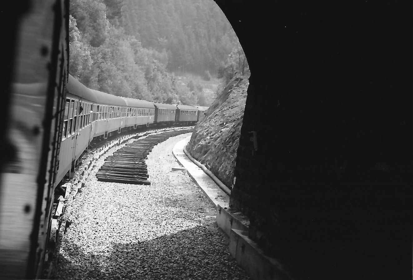 Tunnelstrecke mit Zug; Tieferlegen eines Gleises LABW Staatsarchiv Freib