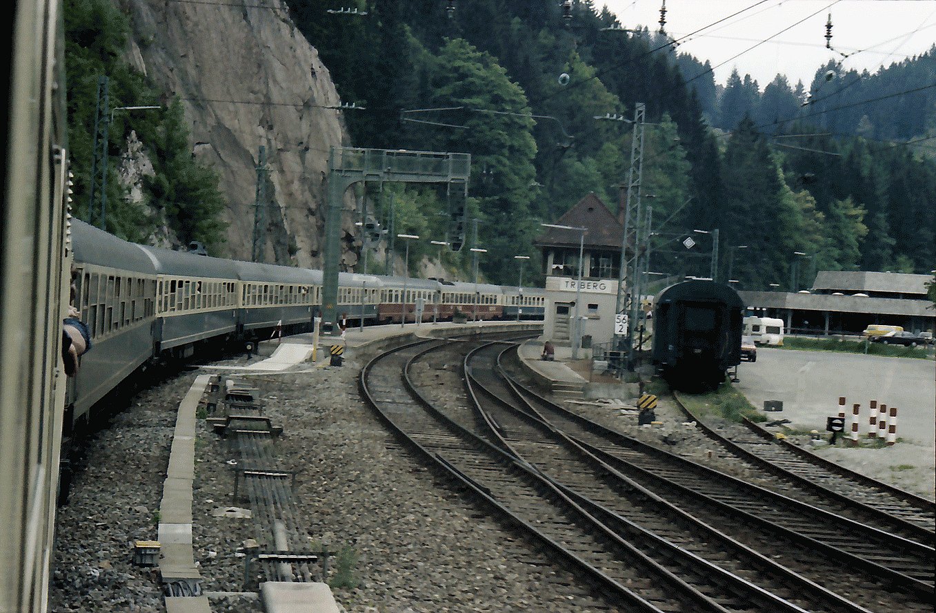 Triberg 1. FD Zug auf der Schwarzwaldbahn (am Bahnhof Triberg) LABW Staa