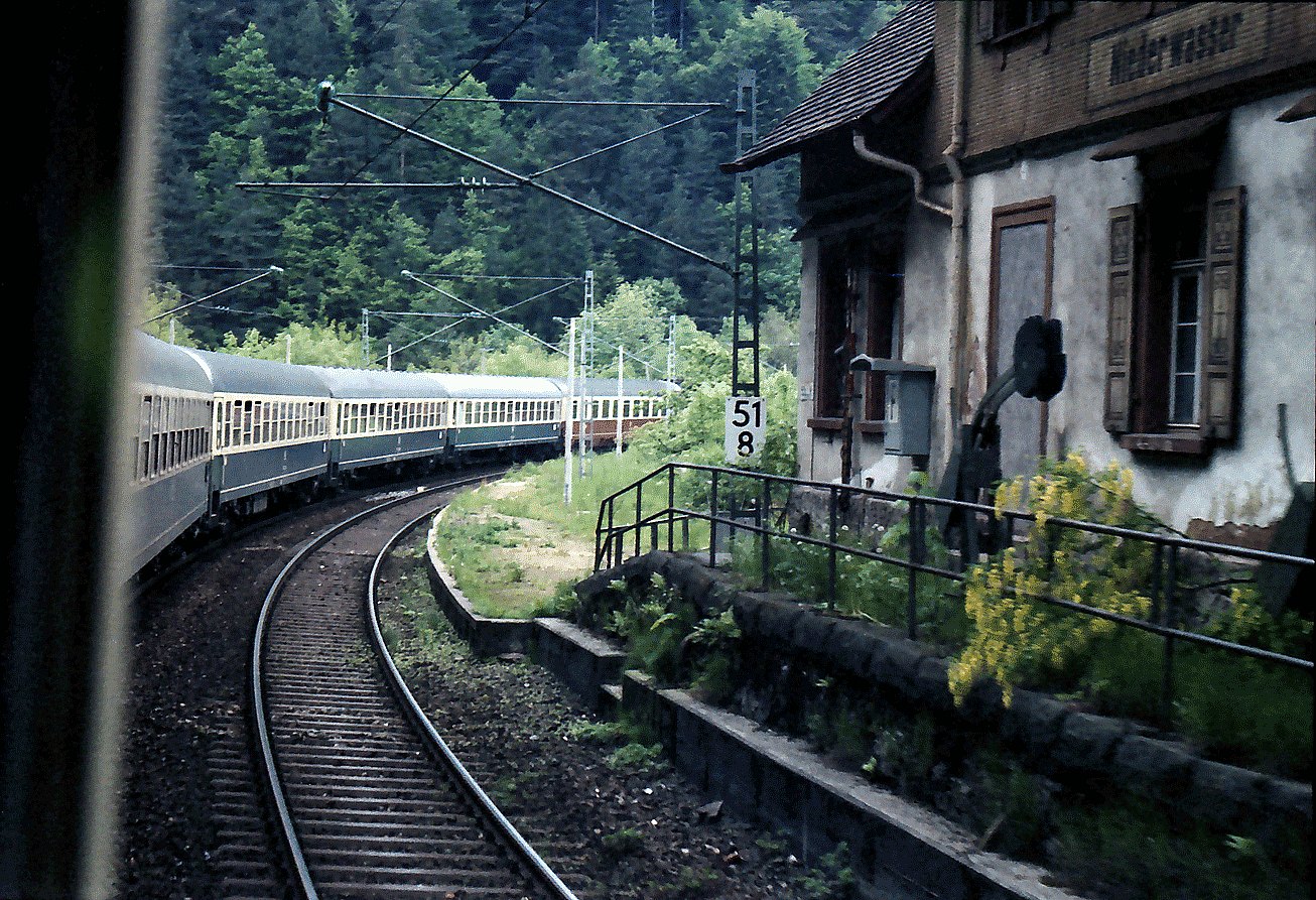 Triberg 1. FD Zug auf der Schwarzwaldbahn (am Bahnhof Niederwasser) LABW