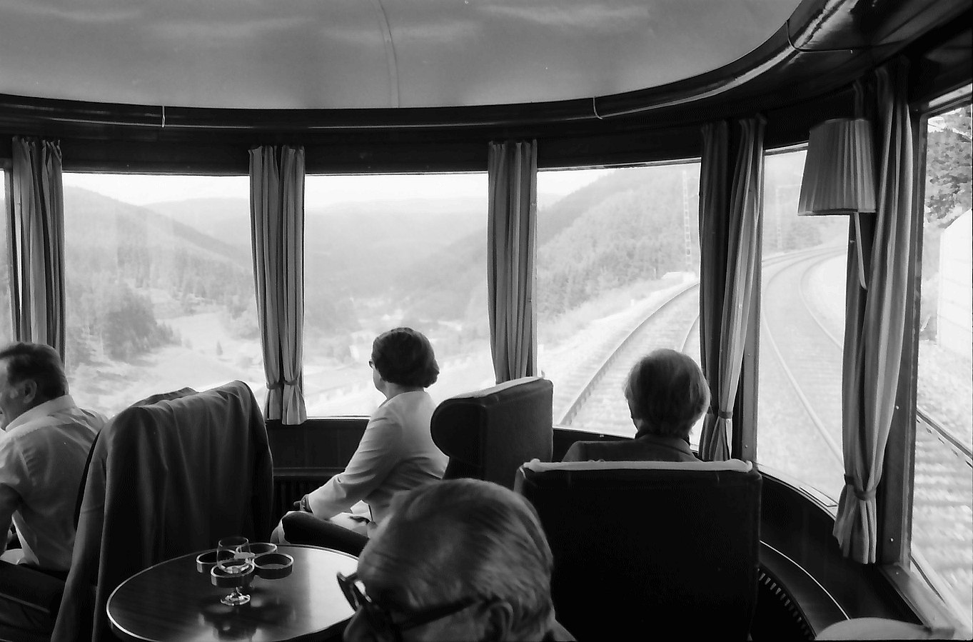 Offenburg im Henschel Wegmann Aussichtswagen über die Schwarzwaldbahn LA