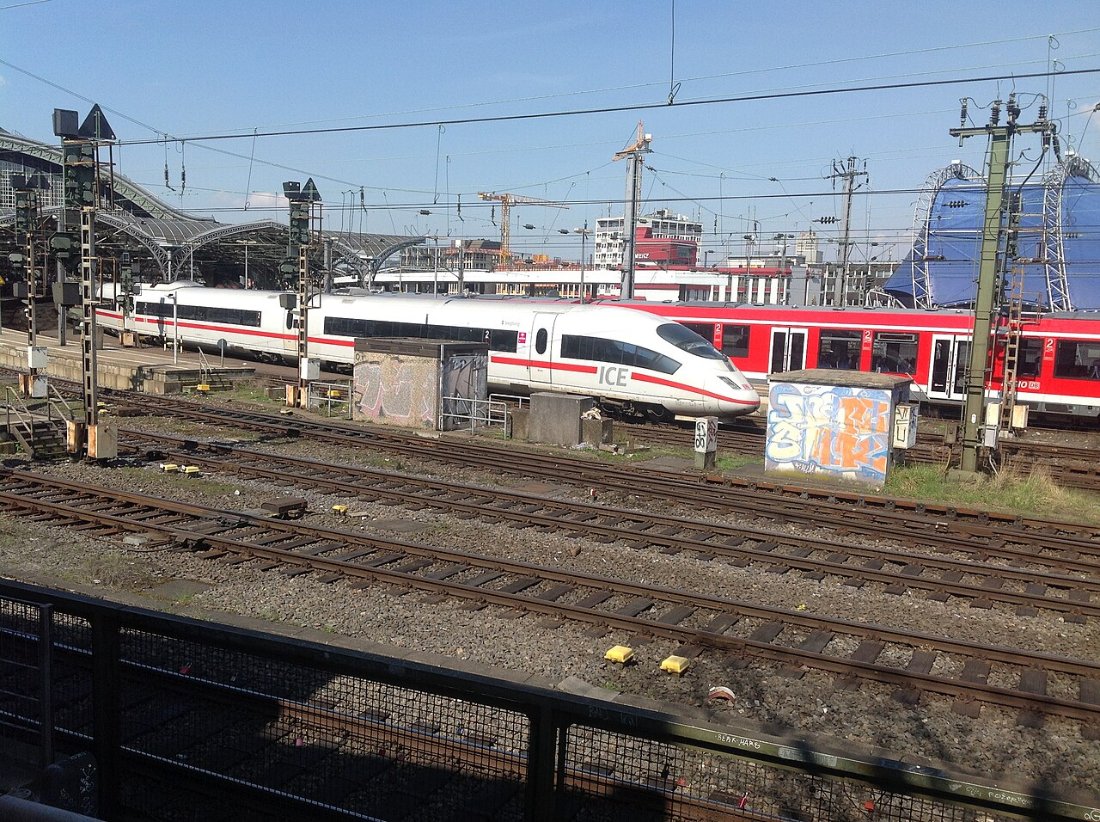 DB ICE TD train leaving Cologne main station Zug Köln Hauptbahnhof verla