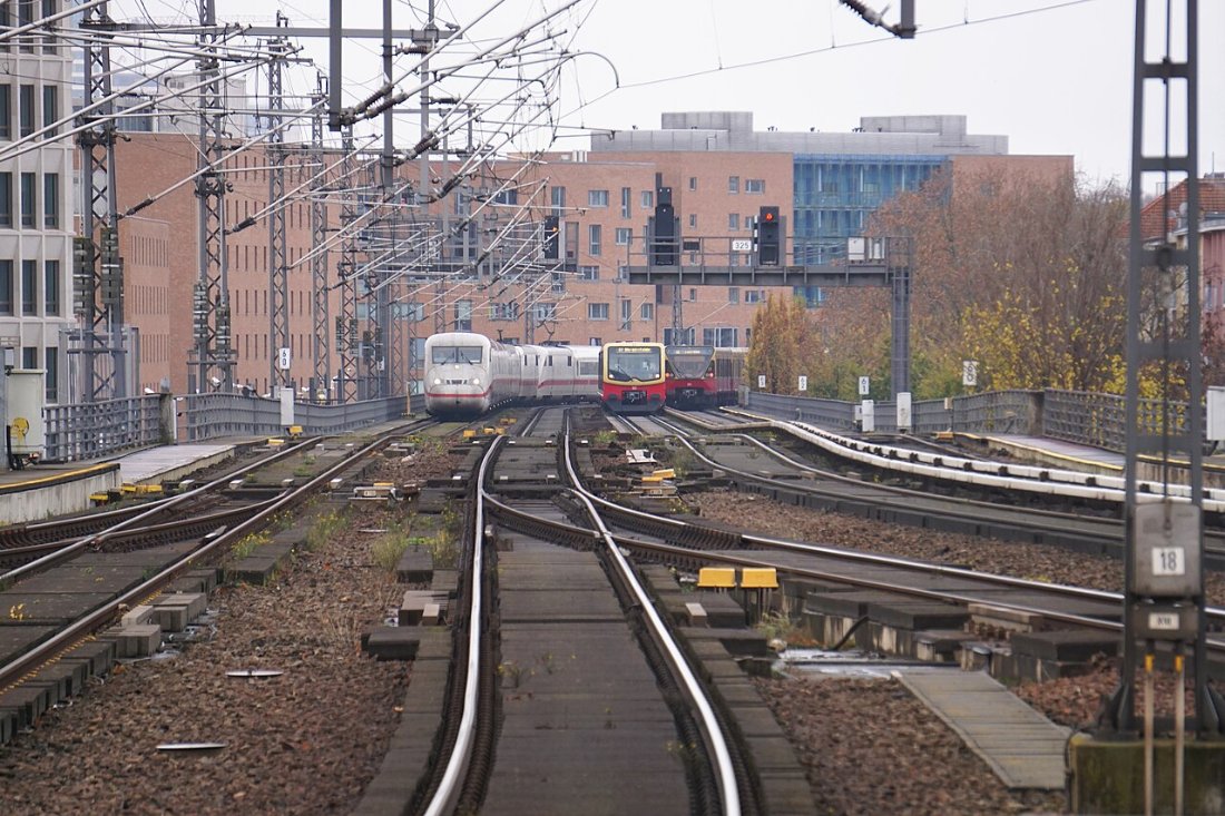 Berlin Hbf Zugbegegnung ICE 2 mit S Bahn
