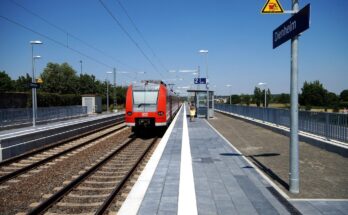 Dienheim Haltepunkt Dienheim auf Bahnsteig zu Gleis 2 Richtung Mainz (RB