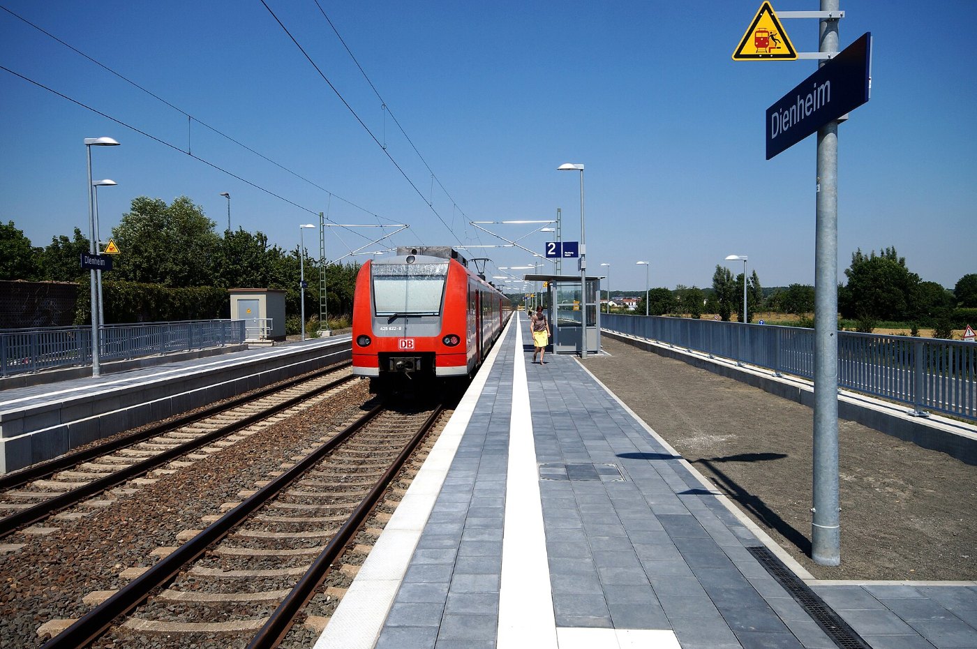 Dienheim Haltepunkt Dienheim auf Bahnsteig zu Gleis 2 Richtung Mainz (RB
