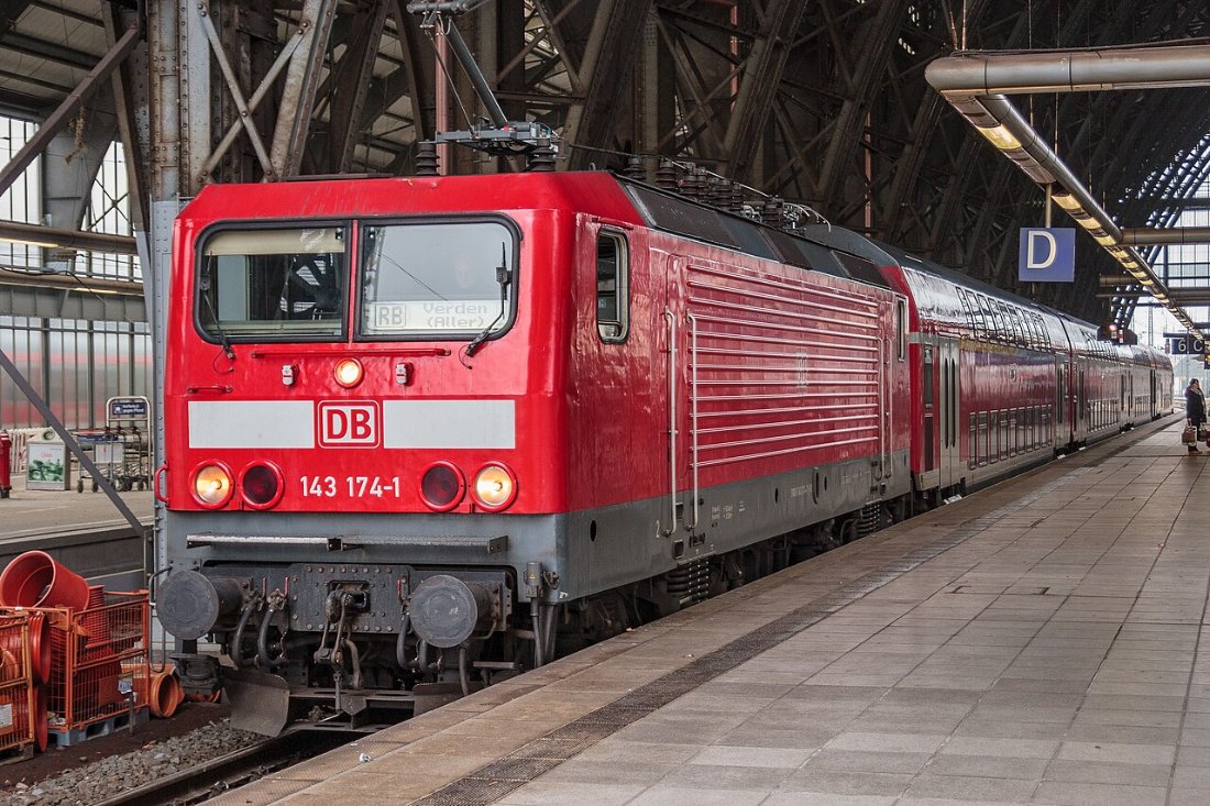 DB BR 143 geführte Regionalbahn nach Verden in Bremen Hbf (2009)