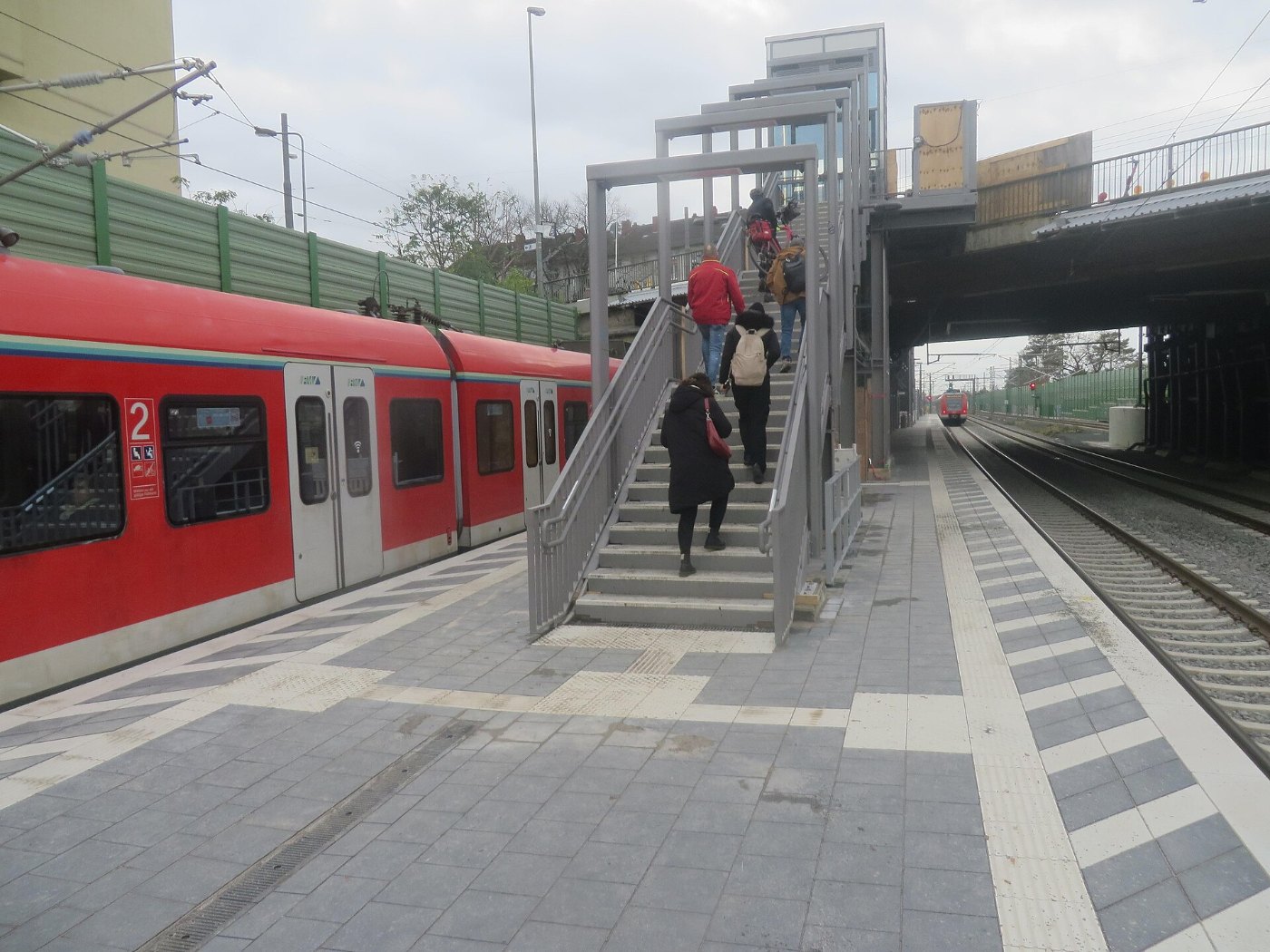 S Bahn Station F Eschersheim treppauf nordseite LWS1238