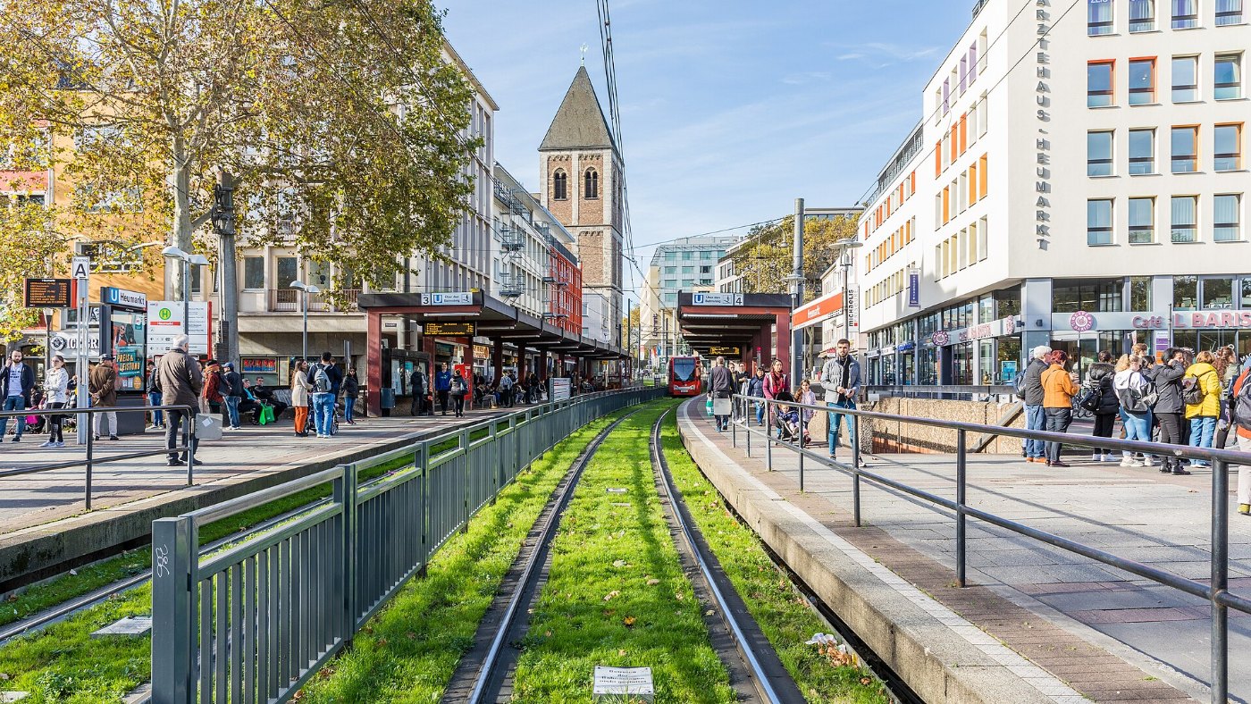 Stadtbahnhaltestelle Heumarkt Köln, Blick westwärts mit Rasengleis 0031
