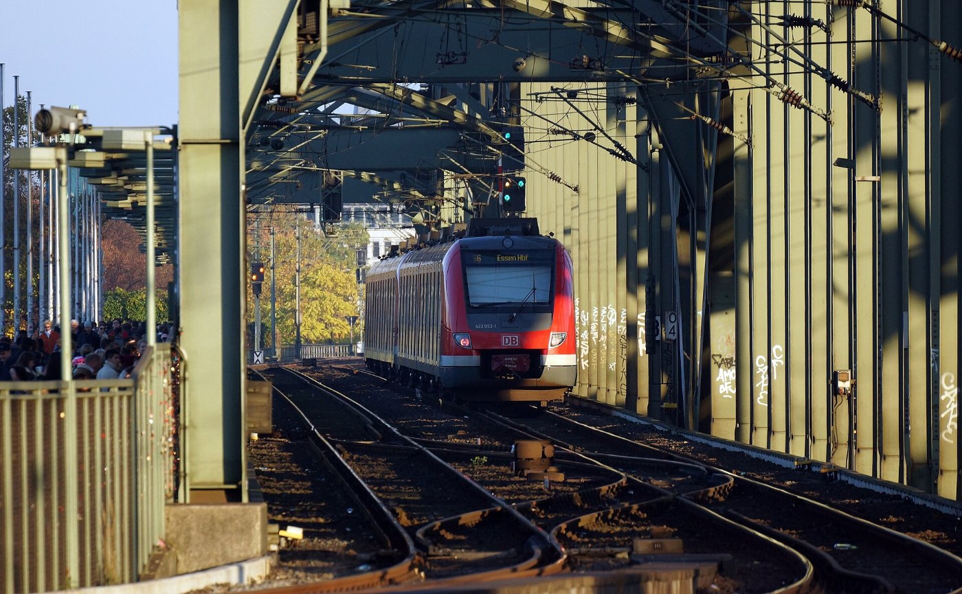 422 052 1 Köln Hohenzollernbrücke 2015 11 01