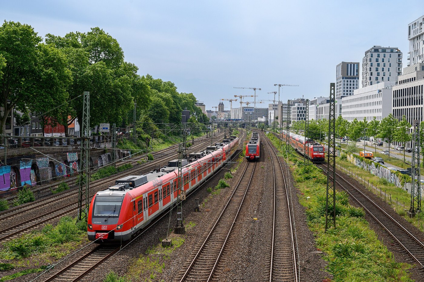 Düsseldorf Franklin Brücke DB Rot Rot und Rot ()