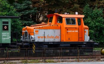 Hvle Lokomotive am Bahnhof Johannesstift 49