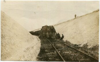 Deutsche Lokomotive im Gelände Einschnitt während des Einsatzes der Deut