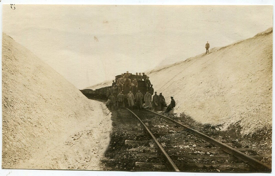 Deutsche Lokomotive im Gelände Einschnitt während des Einsatzes der Deut