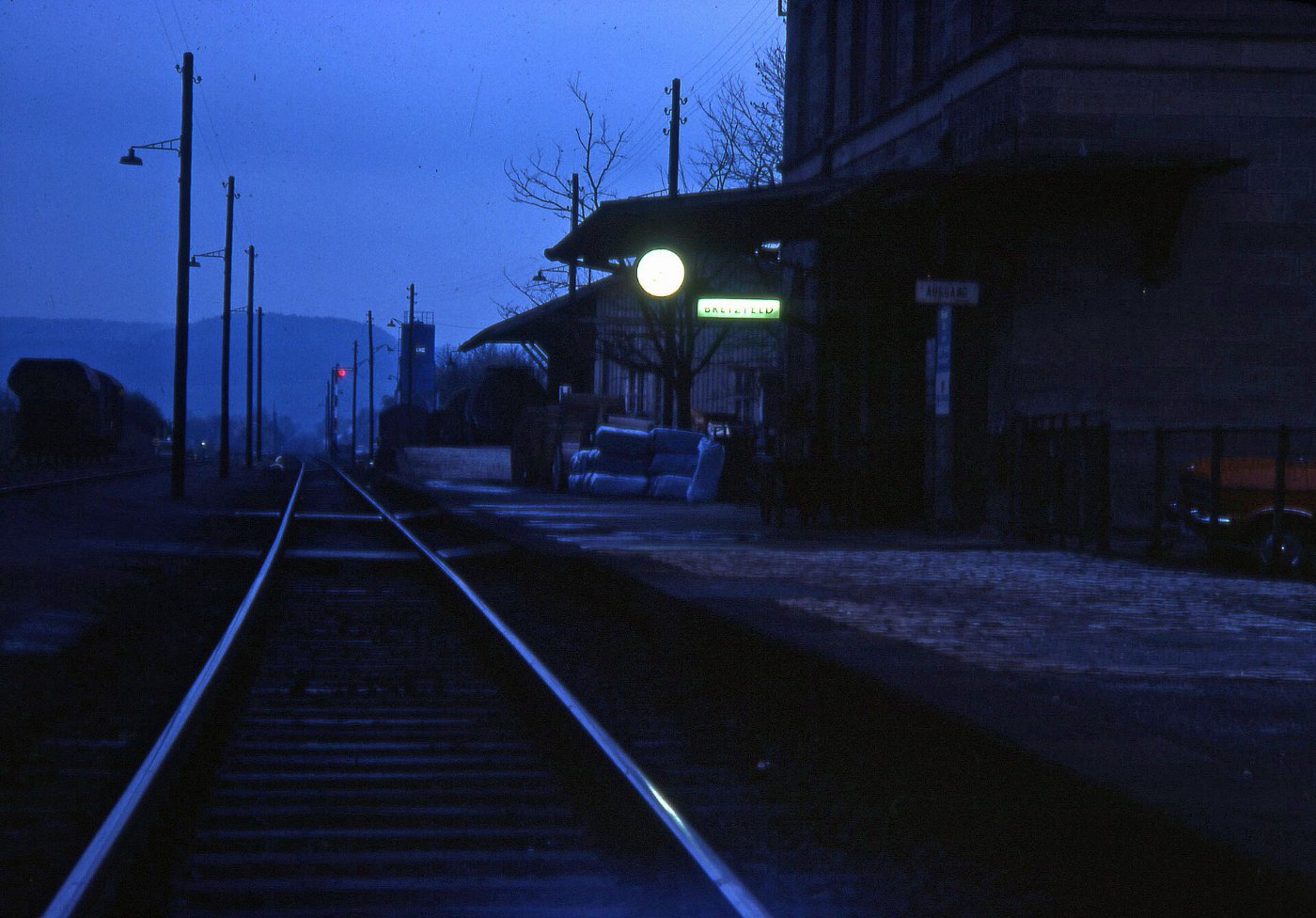 Bretzfeld Empfangsgebäude Bahnsteigvordach Bahnsteig Bahnhofsuhr Station