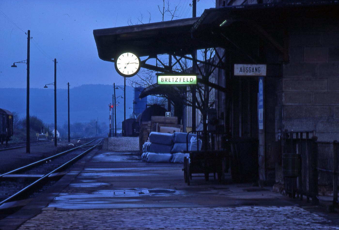 Bretzfeld Empfangsgebäude Bahnsteigvordach Bahnsteig Bahnhofsuhr Station