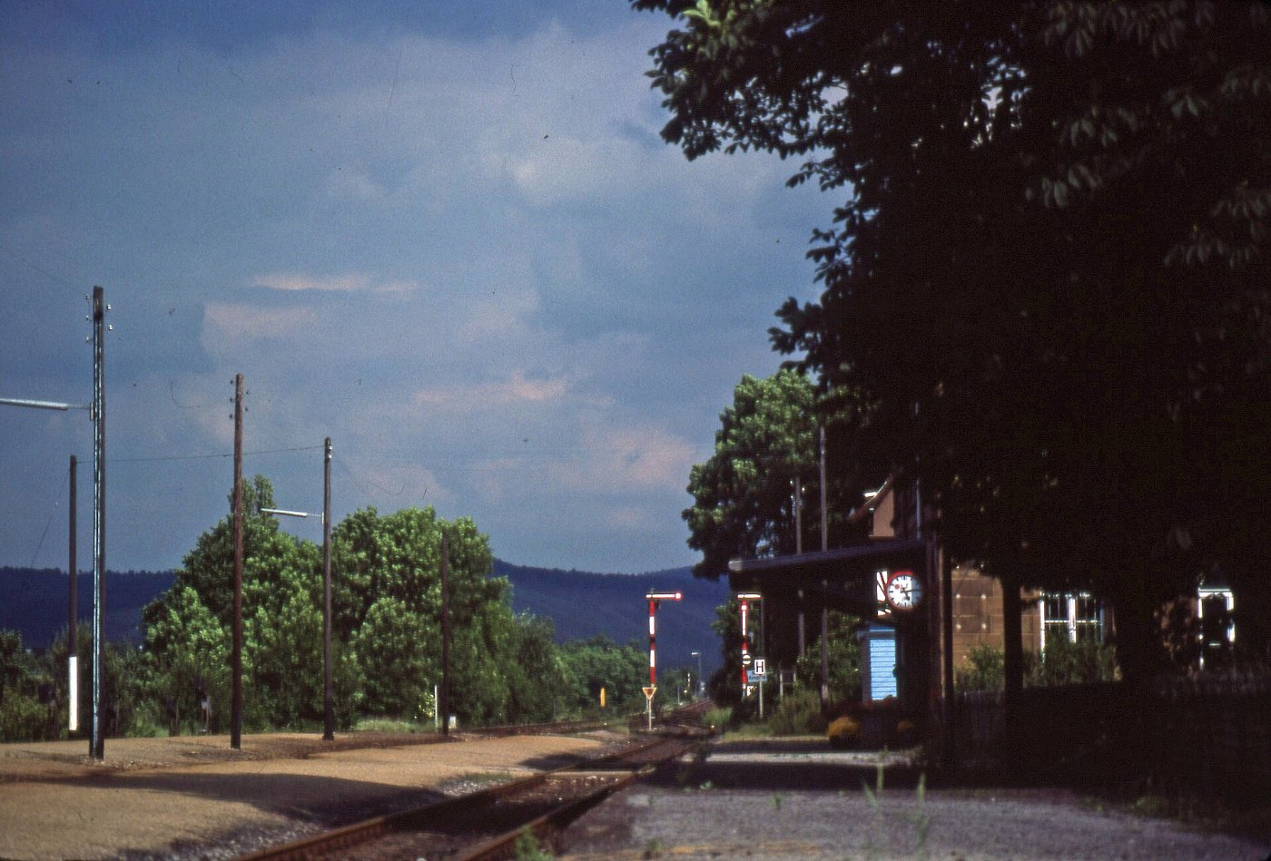 Willsbach Bahnsteig 1 Ausfahrsignale Bahnhofsbeleuchtung Bahnhofsuhr LAB