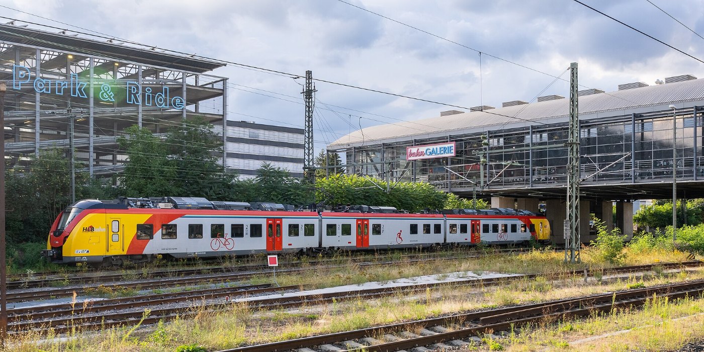 Darmstadt Hbf Parkhaus, bahnGalerie und HLB Zug (2024)
