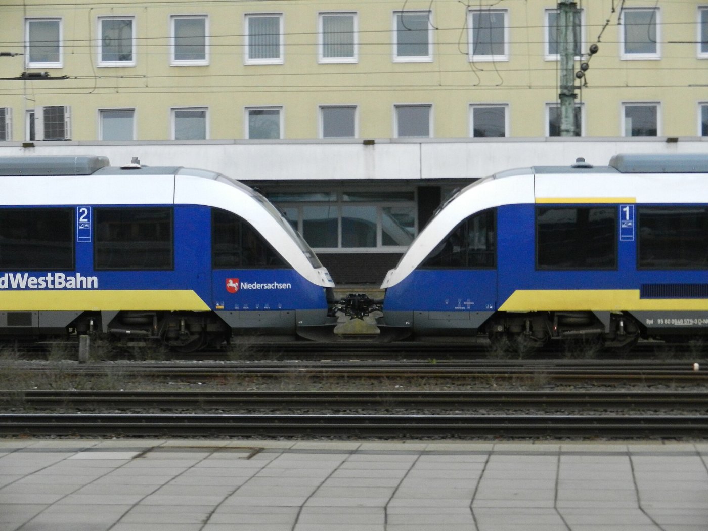 Zwei NordWestBahnen in Bremen Hbf