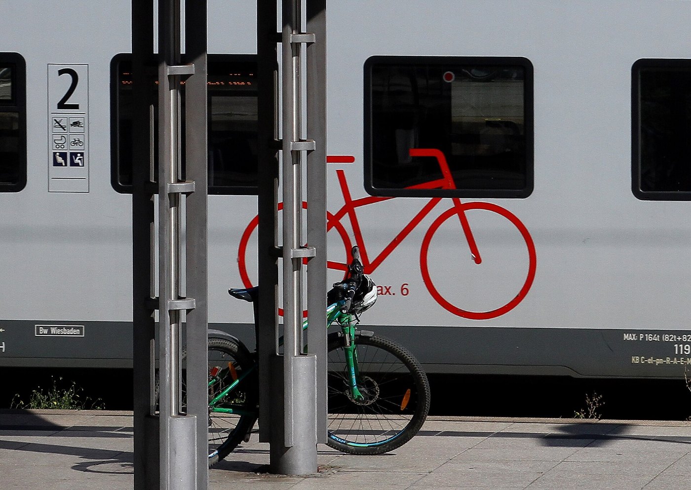Fahrräder am Zug in Mainz Hbf