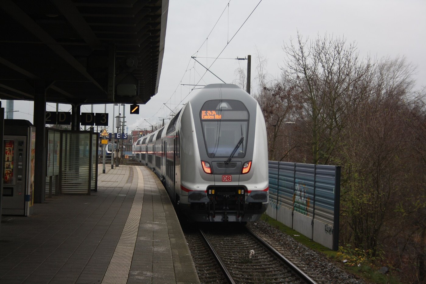 Doppelstock Intercity (IC2) bei Ausfahrt aus Bahnhof Delmenhorst