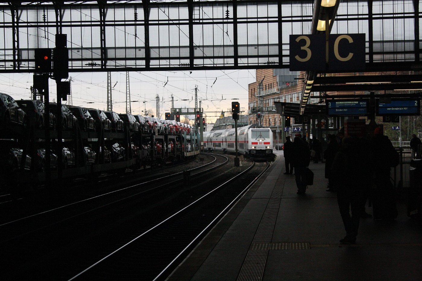 Doppelstock Intercity (IC2) bei Einfahrt in Bremen Hauptbahnhof