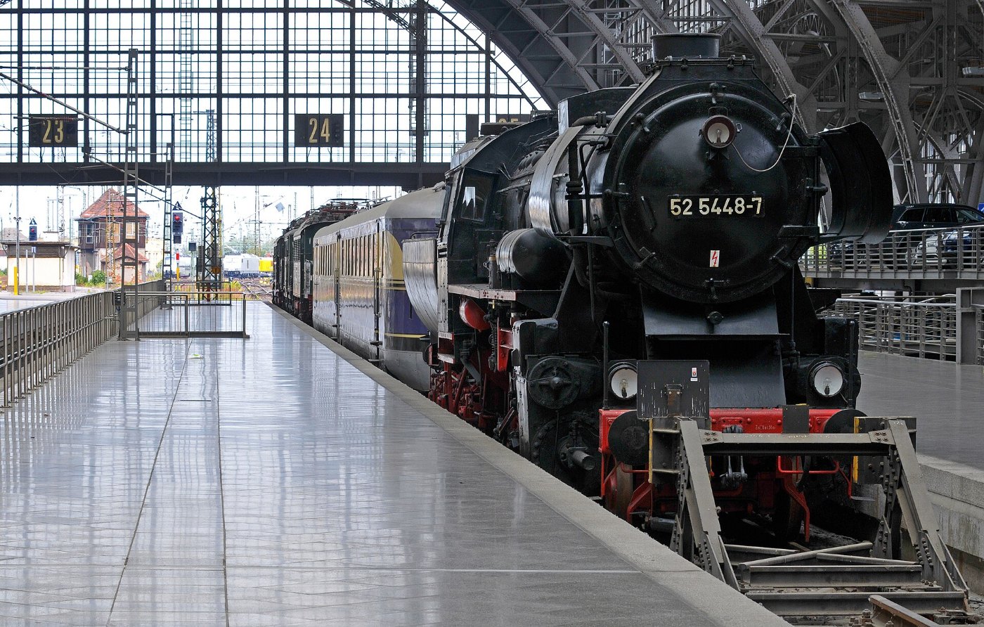Dampflokomotive 52 5448 7 im Bahnhof von Leipzig