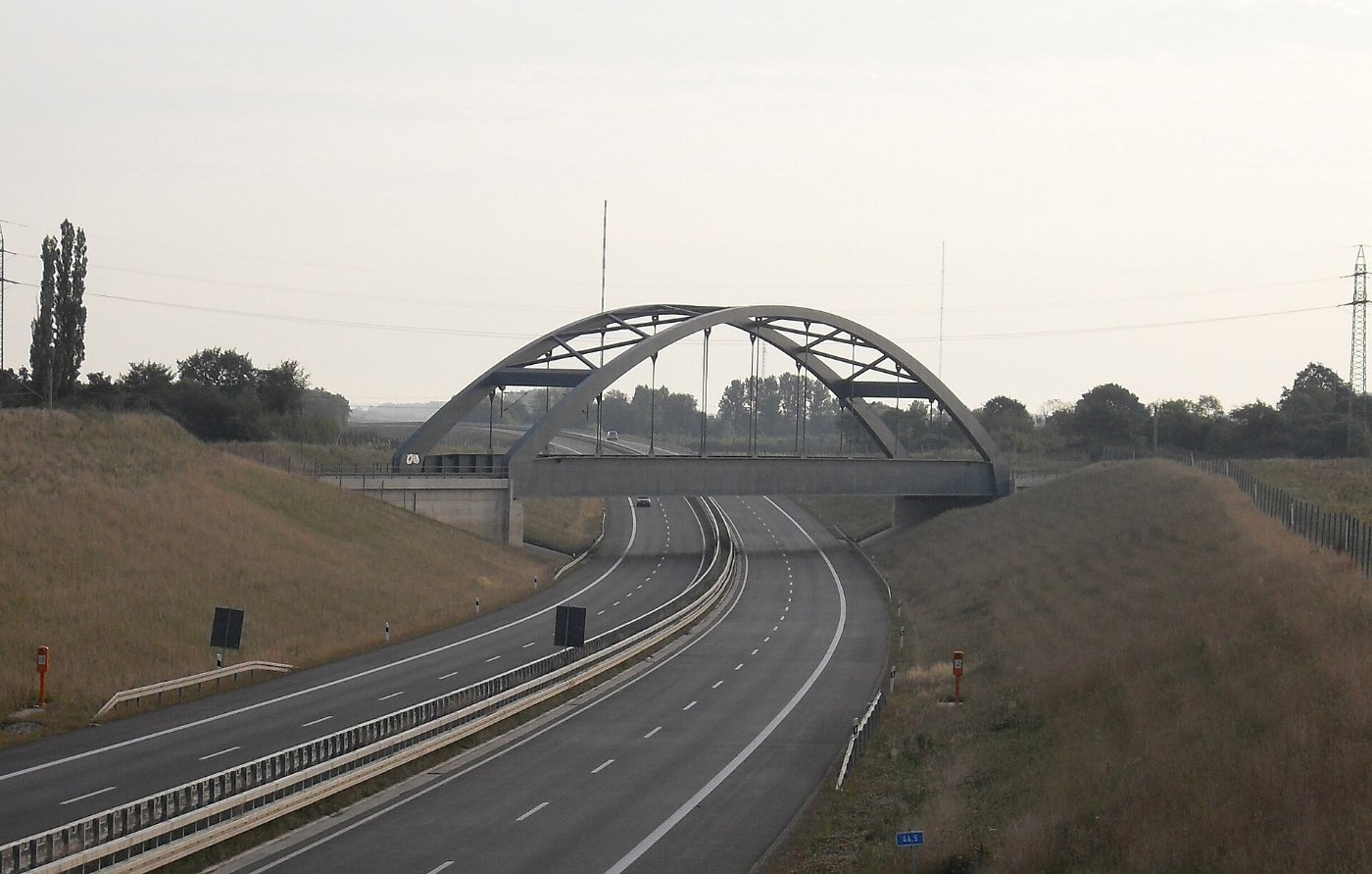 A39 eisenbahnbruecke schandelah 1 (cropped)