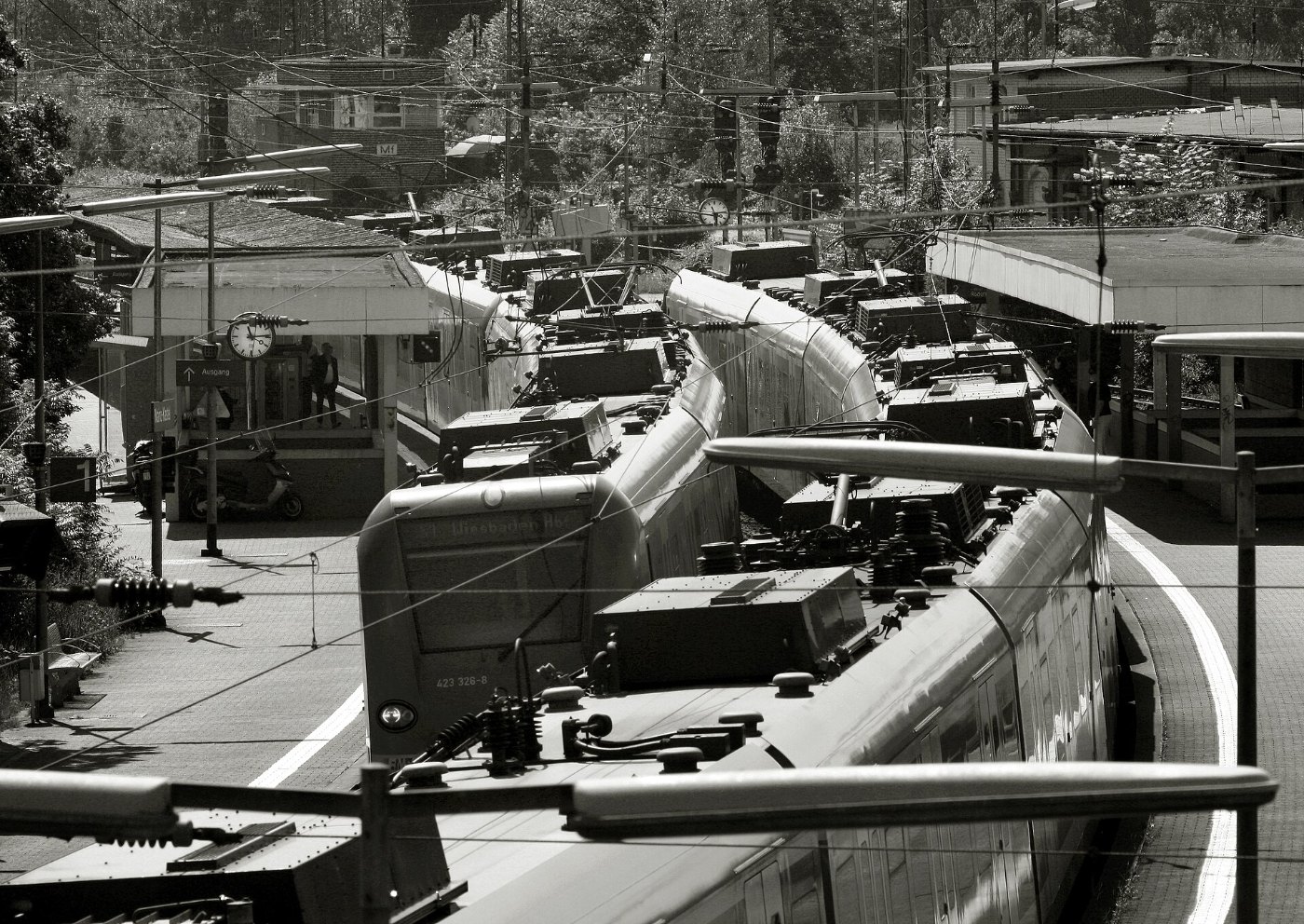 Begegnung von zwei S Bahn Triebzügen der Baureihe 423 im Bahnhof Mainz K