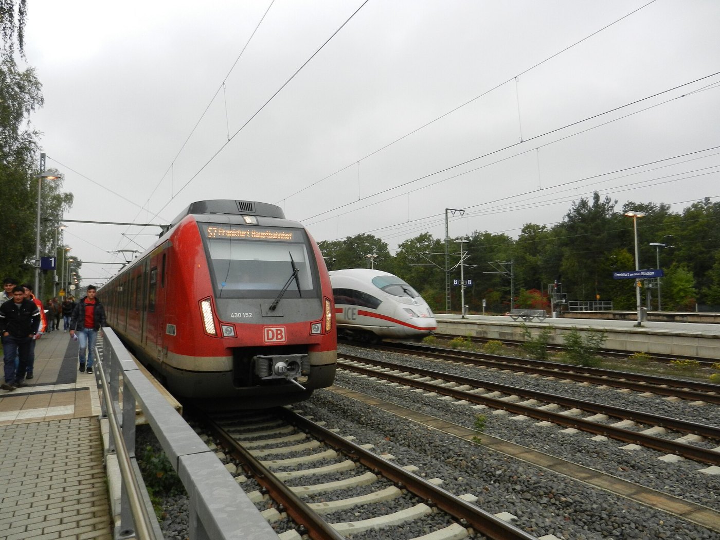 S Bahn und ICE in Frankfurt am Main Stadion