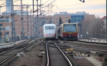 ICE 797 und S3 am Hauptbahnhof Berlin