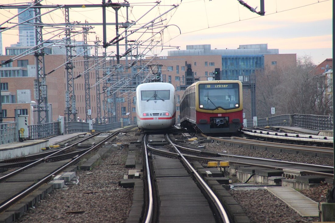 ICE 797 und S3 am Hauptbahnhof Berlin