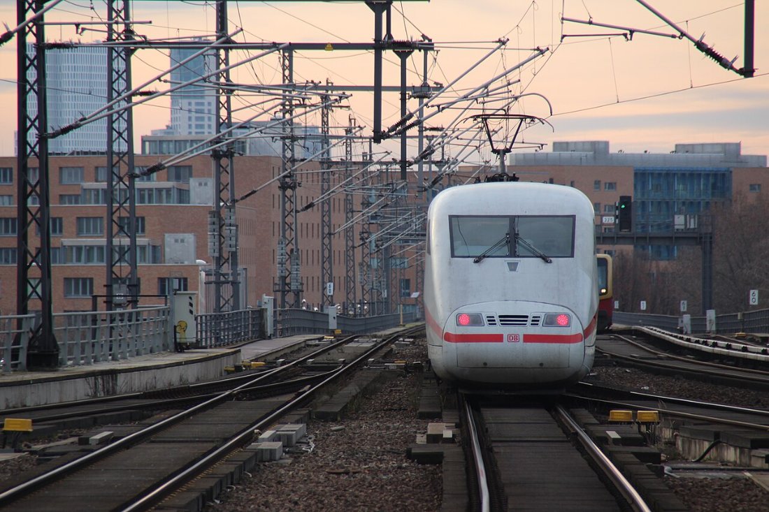 ICE 797 am Hauptbahnhof Berlin (2)