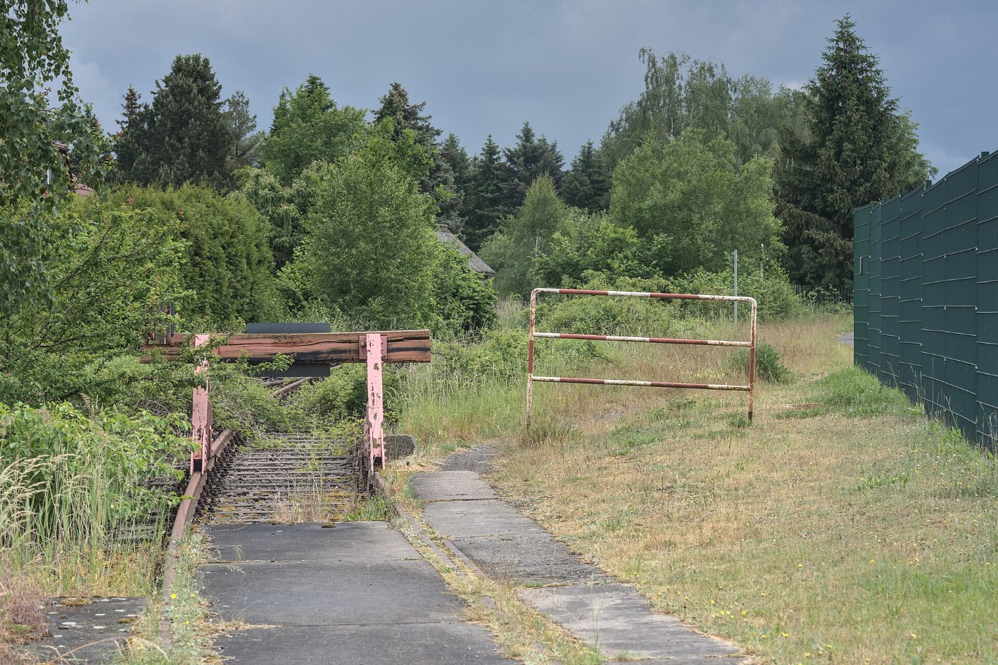 Ehemaliger Gleisanschluss Industriegebiet Trebsen mit Prellbock und Bahn