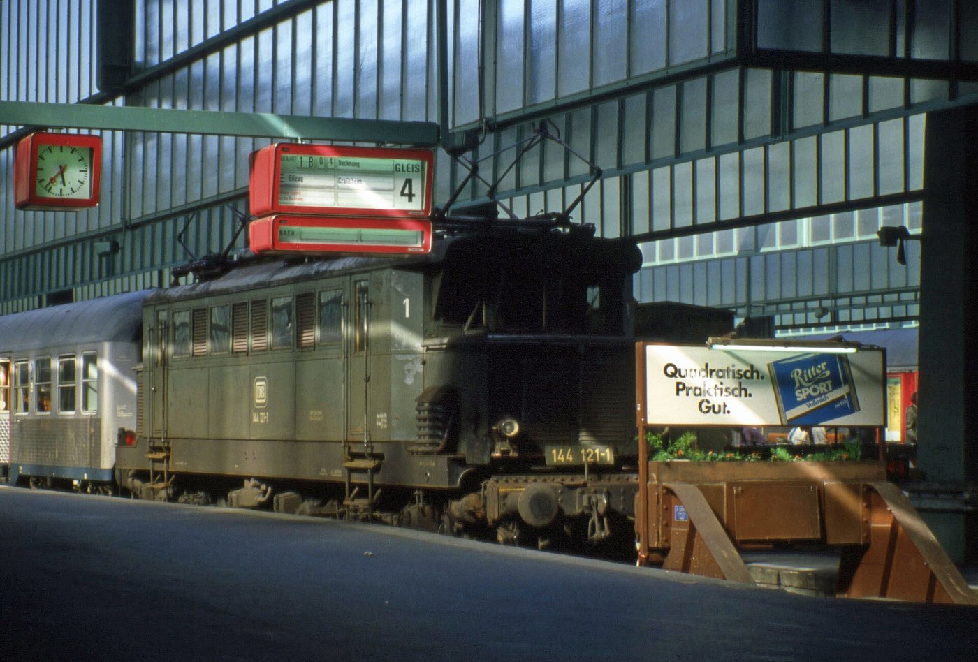 Stuttgart Hbf. Gleis 4 Lok 144 121 elektr. Zuganzeiger Prellbock LABW St