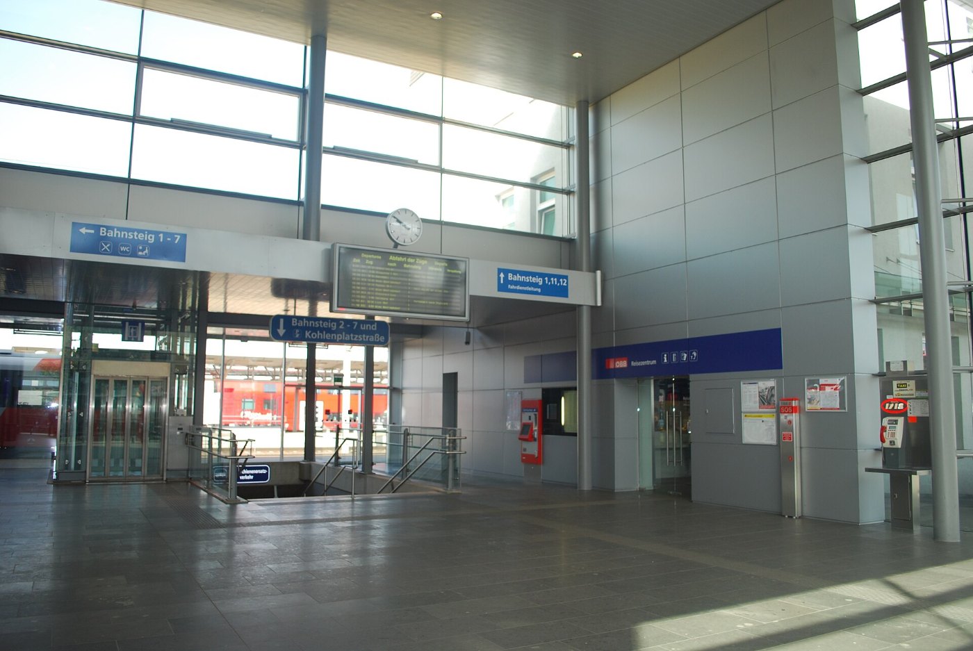 Bahnhof St.Valentin Halle