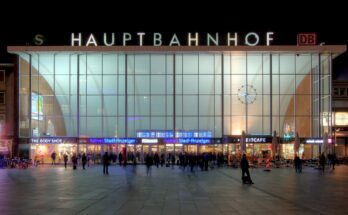 Köln Hauptbahnhof Empfangsgebäude bei Nacht (8132 34)