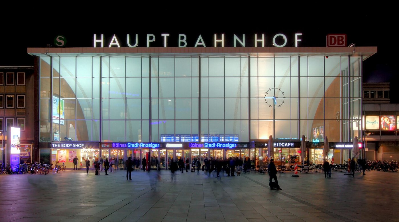 Köln Hauptbahnhof Empfangsgebäude bei Nacht (8132 34)