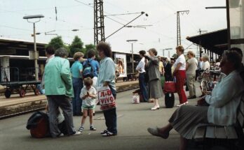 Freiburg wartende Reisende auf Bahnsteig 1 LABW Staatsarchiv Freiburg W