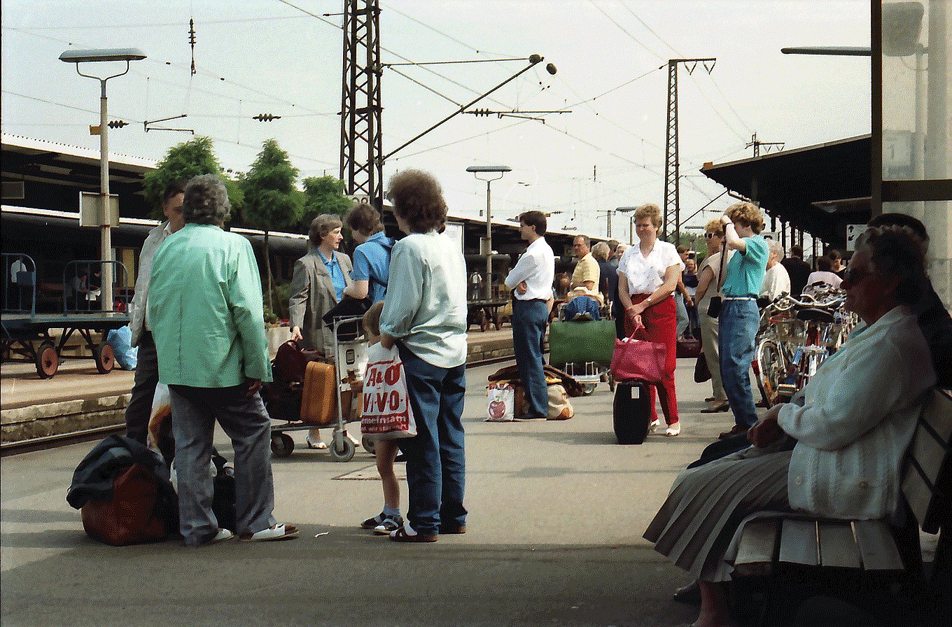 Freiburg wartende Reisende auf Bahnsteig 1 LABW Staatsarchiv Freiburg W 