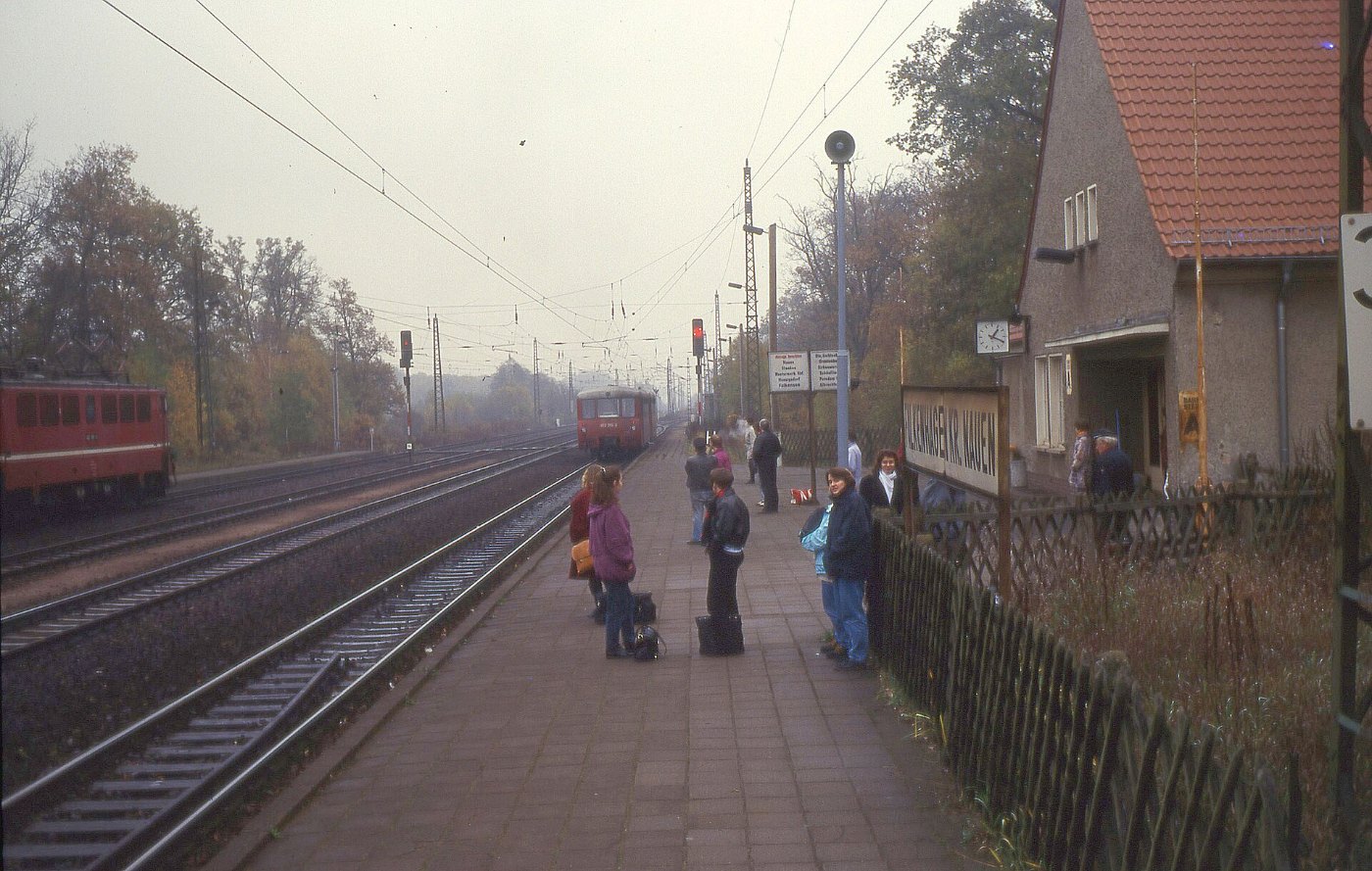 Falkenhagen bei Nauen Schienenbus 777 705 Bahnsteig Reisende LABW Staats