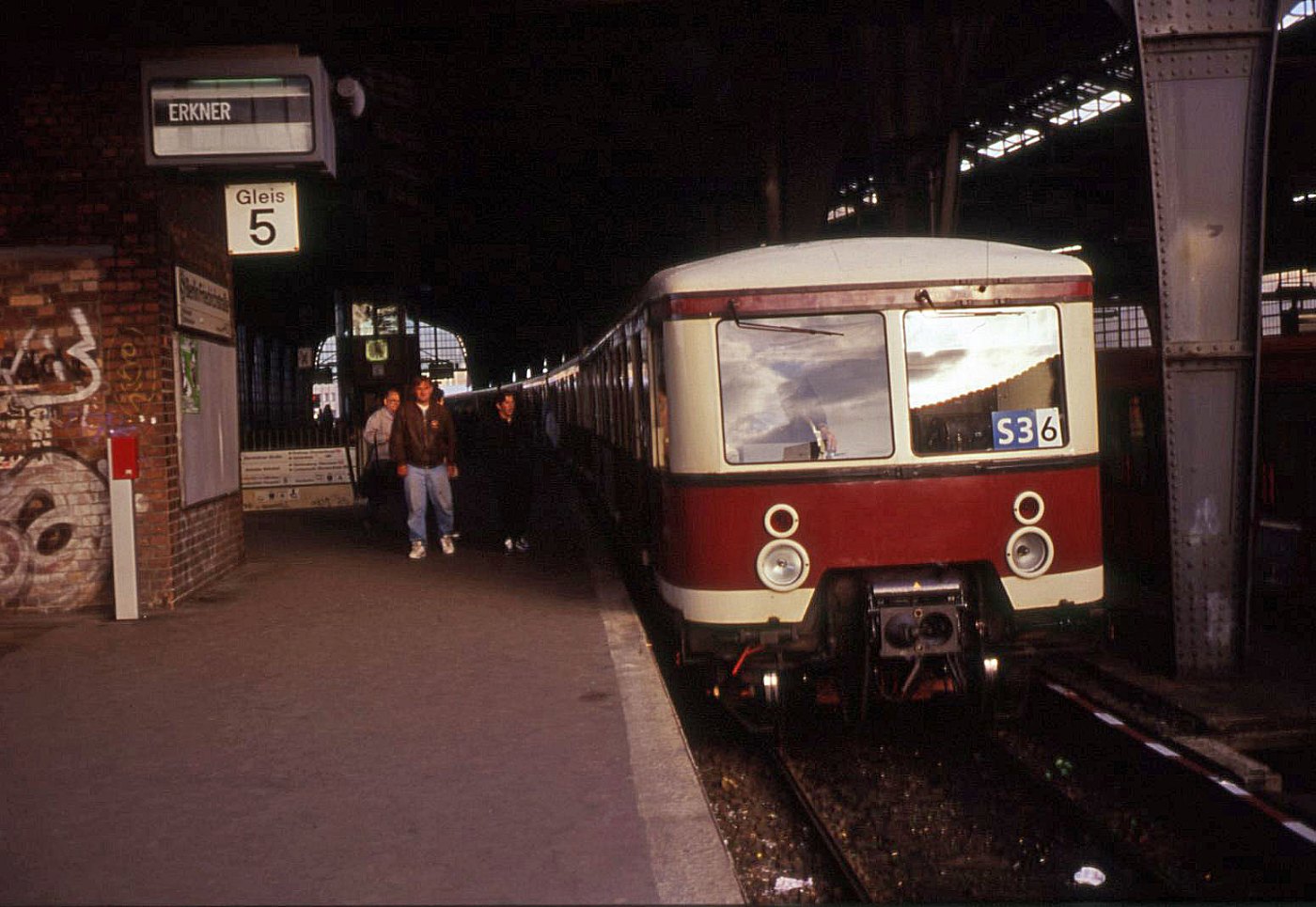 Berlin Friedrichstraße Gleis 5 elTw Baureihe 476 Zuganzeige Bahnsteig Re