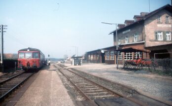 Langlau 515 011 Reisende Empfangsgebäude Bahnsteig Bahnhofslaterne LABW