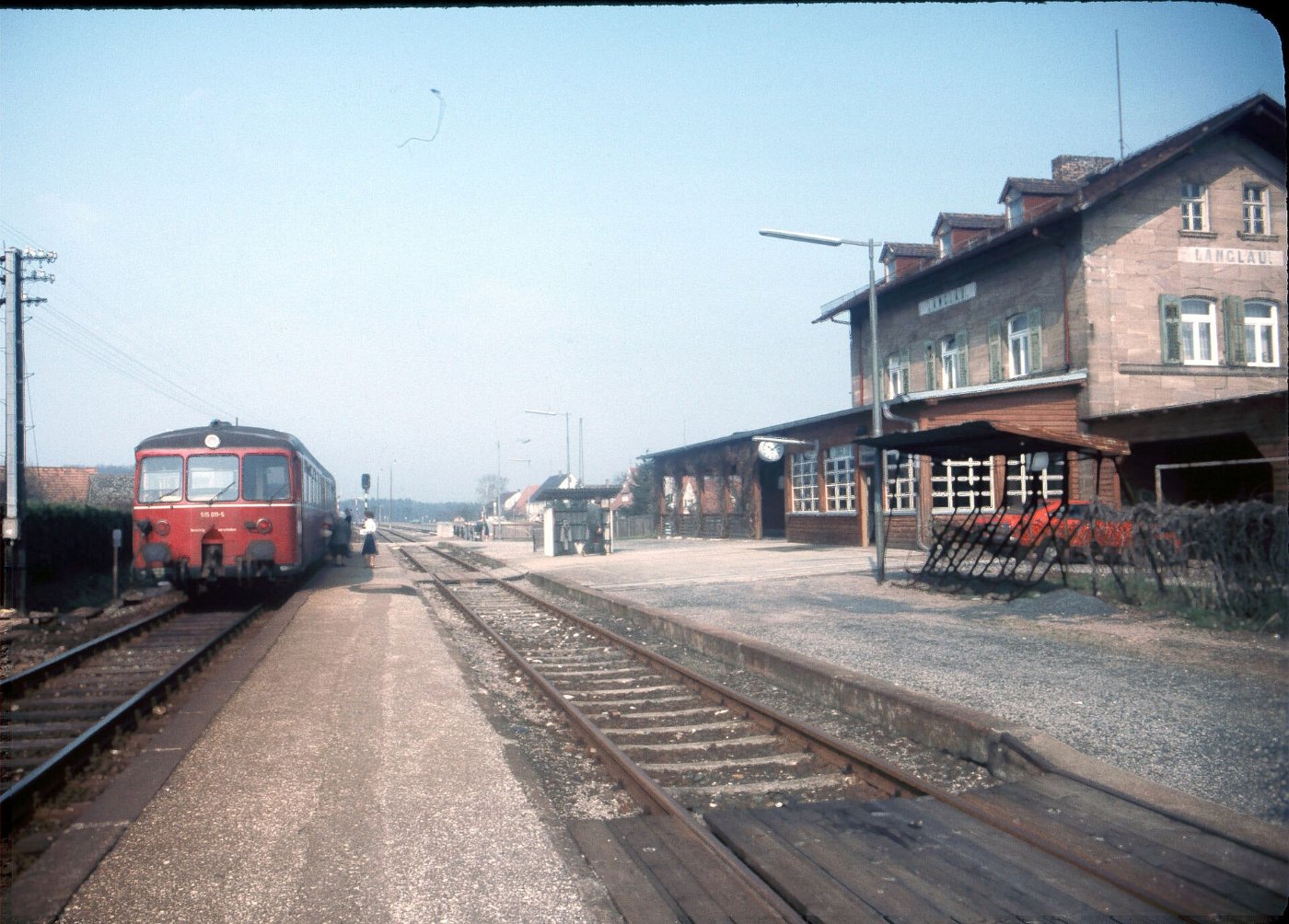 Langlau 515 011 Reisende Empfangsgebäude Bahnsteig Bahnhofslaterne LABW 
