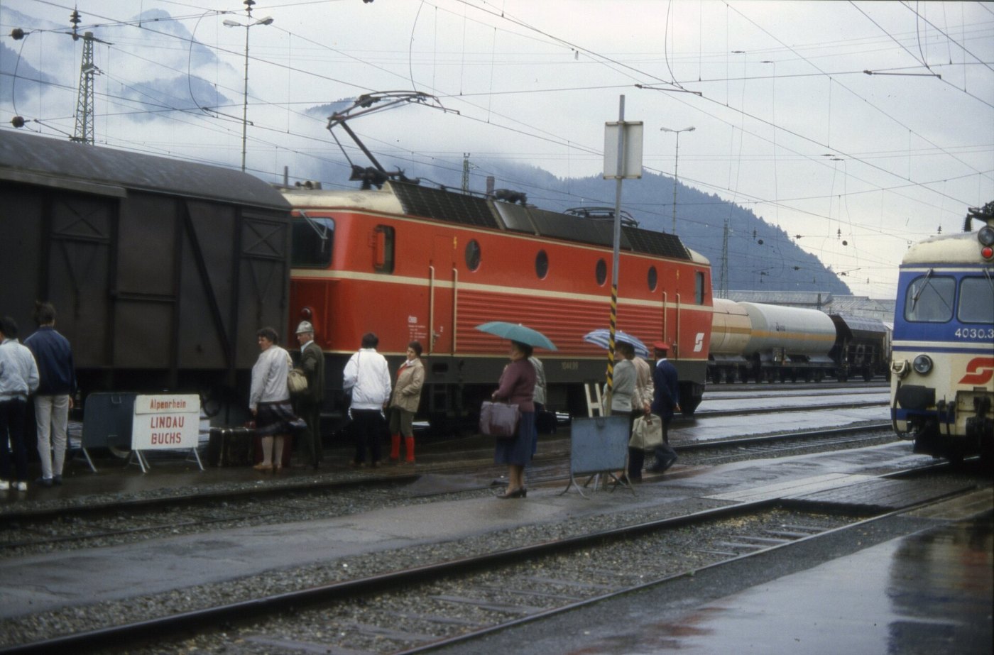 Bludenz Lok 1044 99 IC Alpenrhein Bahnsteig Reisende LABW Staatsarchiv L