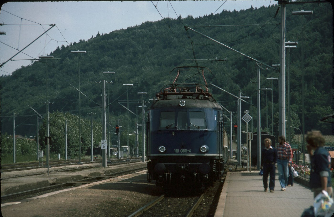 Saal Donau Lok 118 050 Eilzug R UL Bahnsteig Reisende LABW Staatsarchiv 