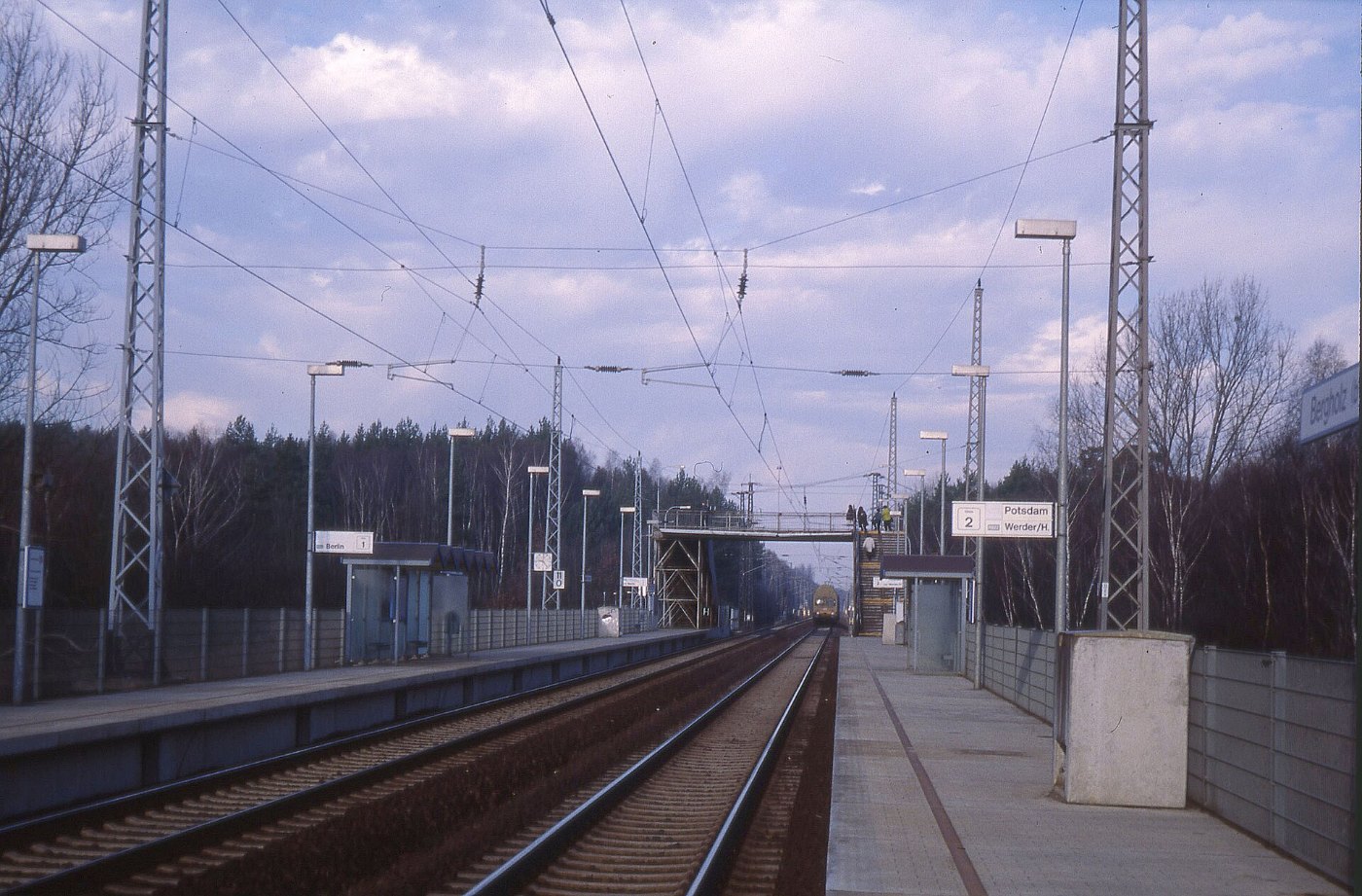 Bergholz oberer Bahnsteig Fußgängerbrücke Reisende LABW Staatsarchiv Lud