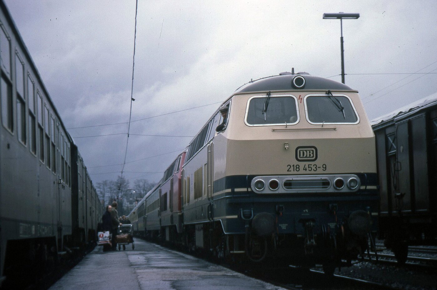 Crailsheim Lok 218 453 UIC X Wagen Bahnsteig Reisende LABW Staatsarchiv 