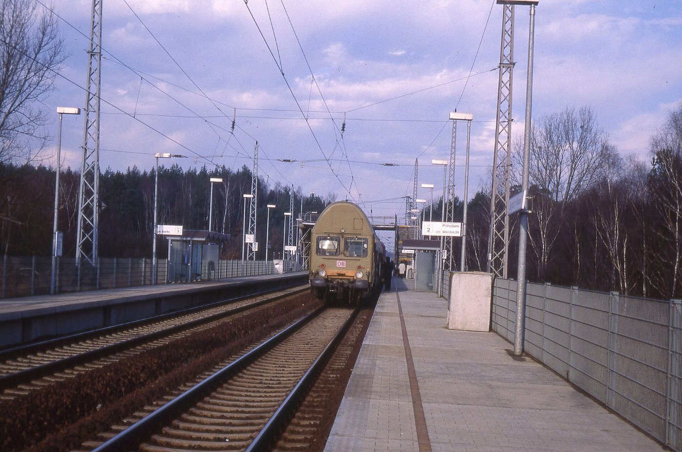 Bergholz oberer Bahnsteig Doppelstocksteuerwagen Fußgängerbrücke Reisend