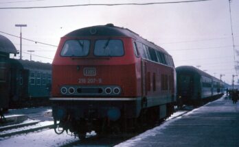 Crailsheim Lok 218 207 E UIC X Wagen Bahnsteig Reisende LABW Staatsarchi