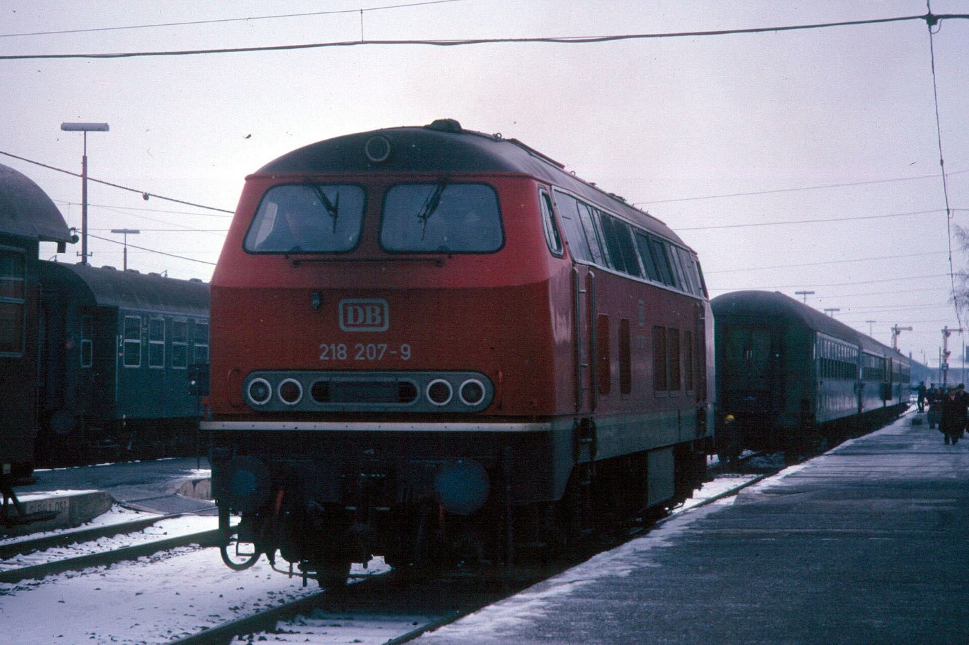 Crailsheim Lok 218 207 E UIC X Wagen Bahnsteig Reisende LABW Staatsarchi