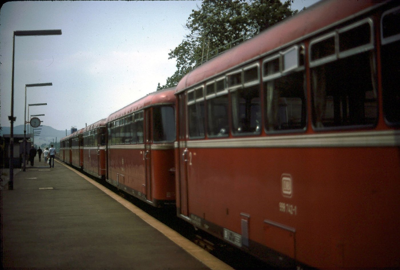 Bretzfeld Schienenbus Beiwagen 998 742 Bahnsteig Reisende LABW Staatsarc